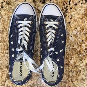 embroidered daisy low-top converse